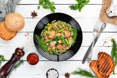 Tavuk fileto ve sebze ile Risotto. Pirinç. Üst te. Ücretsiz kopyalama alanı.