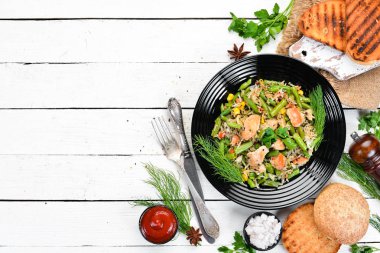 Tavuk fileto ve sebze ile Risotto. Pirinç. Üst te. Ücretsiz kopyalama alanı.