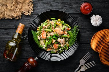 Tavuk fileto ve sebze ile Risotto. Pirinç. Üst te. Ücretsiz kopyalama alanı.