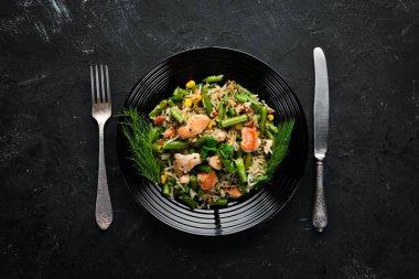 Tavuk fileto ve sebze ile Risotto. Pirinç. Üst te. Ücretsiz kopyalama alanı.