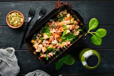 Sebzeli Tavuk Fileto. Sağlıklı yemek, restoran yemeği teslimatı. Üst te. Metniniz için boş alan.