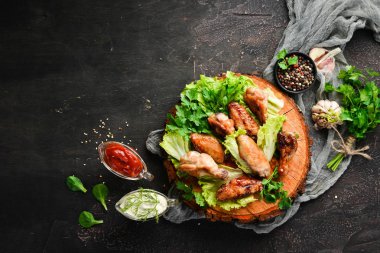 Fırında tavuk kanadı. Barbekü. Üst te. Metniniz için boş alan.