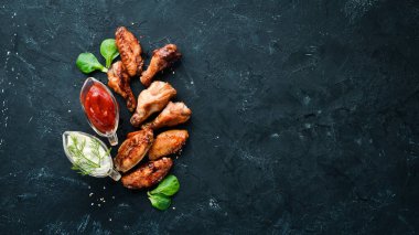 Fırında tavuk kanadı. Barbekü. Üst te. Metniniz için boş alan.