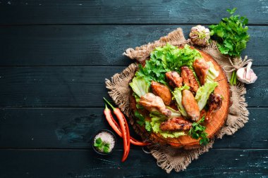 Fırında tavuk kanadı. Barbekü. Üst te. Metniniz için boş alan.