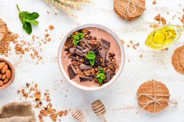 Bir kase yoğurt, granola, çikolata ve çilek ile taze kahvaltı. Üst te. Metniniz için boş alan.