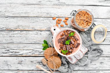 Bir kase yoğurt, granola, çikolata ve çilek ile taze kahvaltı. Üst te. Metniniz için boş alan.