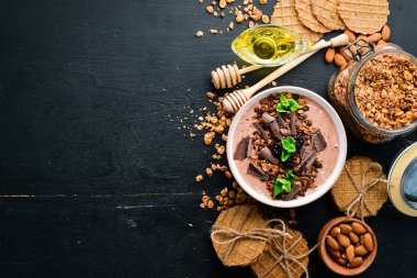 Bir kase yoğurt, granola, çikolata ve çilek ile taze kahvaltı. Üst te. Metniniz için boş alan.