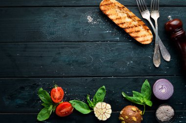 Yemek pişirmenin arka planı. Üst te. Metniniz için boş alan.