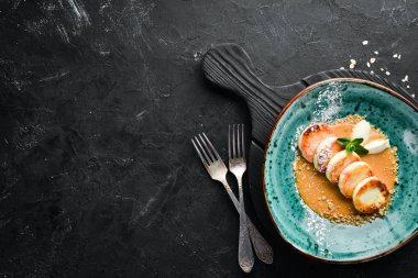 Karamel tepesi, dondurma ve fındık ile Peynir krep. Kahvaltı. Tabakta. Üst te. Düz döşeme kompozisyonU Ücretsiz kopyalama alanı.