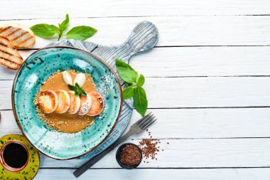 Karamel tepesi, dondurma ve fındık ile Peynir krep. Kahvaltı. Tabakta. Üst te. Düz döşeme kompozisyonU Ücretsiz kopyalama alanı.