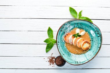 Karamel tepesi, dondurma ve fındık ile Peynir krep. Kahvaltı. Tabakta. Üst te. Düz döşeme kompozisyonU Ücretsiz kopyalama alanı.