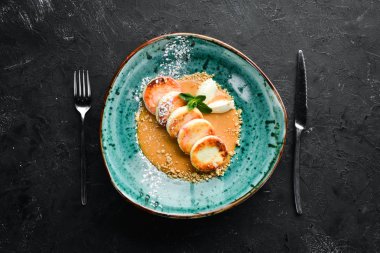 Karamel tepesi, dondurma ve fındık ile Peynir krep. Kahvaltı. Tabakta. Üst te. Düz döşeme kompozisyonU Ücretsiz kopyalama alanı.