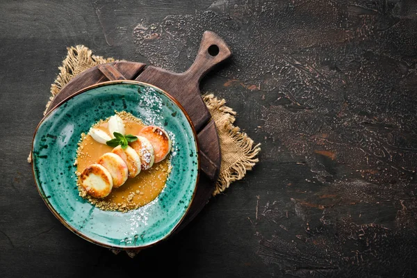 Karamel tepesi, dondurma ve fındık ile Peynir krep. Kahvaltı. Tabakta. Üst te. Düz döşeme kompozisyonU Ücretsiz kopyalama alanı.