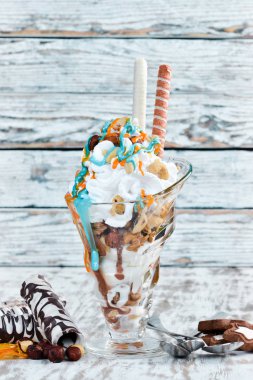 Fındık ve karamel ile dondurma. Üstte görüntü.