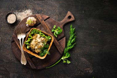 Soğan ve baharat ile ekşi krema sosmantar. rustik arka plan, üst görünüm, afiş.