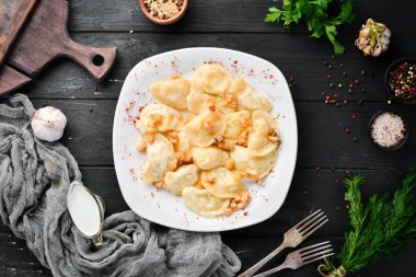 Patates ve pastırma ile köfte. Ukrayna Geleneksel Mutfağı. Üst te. Metniniz için boş alan. Rustik stil.