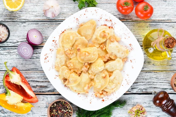 Dumplings Met Aardappelen Spek Oekraïense Traditionele Gerechten Bovenaanzicht Vrije Ruimte — Stockfoto