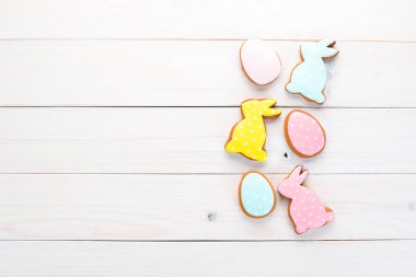 Paskalya tebrik kartı. Mutlu Paskalyalar. Paskalya zencefilli kurabiye ve dekoratif renkli yumurta. Siyah bir arka plan üzerinde. Üst te. Ücretsiz kopyalama alanı.