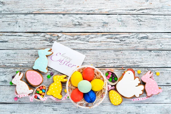 Pasteles Pascua Huevos Decorativos Dulces Tarjeta Felicitación Sobre Fondo Madera — Foto de Stock