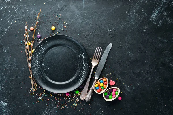 Ostergrußkarte Frohe Ostern Osterlebkuchen Und Dekorativ Gefärbte Eier Auf Schwarzem — Stockfoto