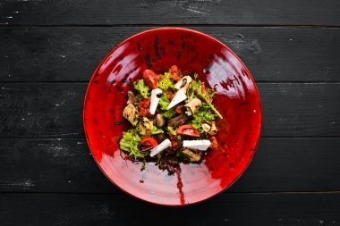 Beyaz peynir, patlıcan ve mantar ile sebze salatası. Tabakta. Üst te. Metniniz için boş alan. Rustik stil.