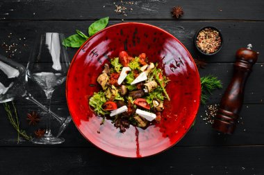 Beyaz peynir, patlıcan ve mantar ile sebze salatası. Tabakta. Üst te. Metniniz için boş alan. Rustik stil.