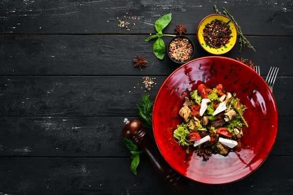 Insalata Verdure Con Formaggio Feta Melanzane Funghi Nel Piatto Vista — Foto Stock