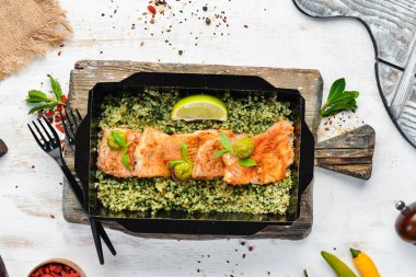 Yeşil karabuğday ve ıspanak ile domates soslu fırında balık fileto. restoran çanak teslimat. Üst te. Metniniz için boş alan.