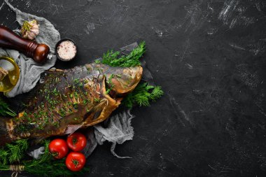 Fırında Sebzeli Balık Sazan. Üst te. Metniniz için boş alan. Rustik stil.