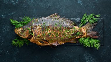 Fırında Sebzeli Balık Sazan. Üst te. Metniniz için boş alan. Rustik stil.