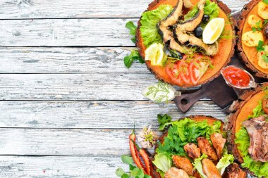 Barbekü. Biftek, balık, tavuk kanadı. Üst te. Metniniz için boş alan.