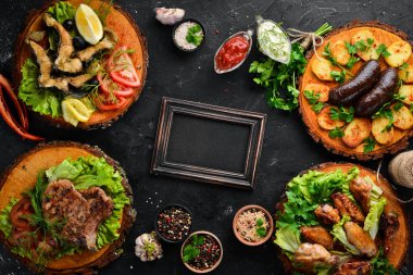 Barbekü. Biftek, balık, tavuk kanadı. Üst te. Metniniz için boş alan.