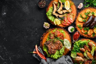 Barbekü. Biftek, balık, tavuk kanadı. Üst te. Metniniz için boş alan.