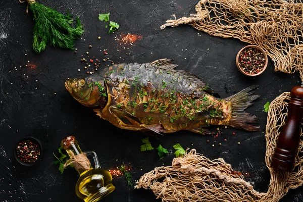 野菜と一緒に焼いた魚の鯉 トップビュー テキストの空き領域 素朴なスタイル — ストック写真