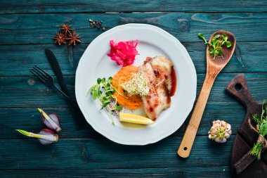 Fırında balık filetosu ve tatlı patates püresi. Tabakta. Üst te. Metniniz için boş alan. Rustik stil.