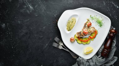 Sebzeli fırında balık filetosu. Üst te. Metniniz için boş alan.