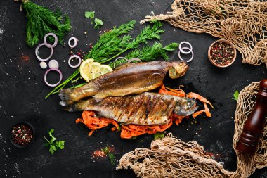 Sebzeli Fırında Alabalık. Üst te. Metniniz için boş alan. Rustik stil.