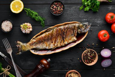 Sebzeli Fırında Alabalık. Üst te. Metniniz için boş alan. Rustik stil.