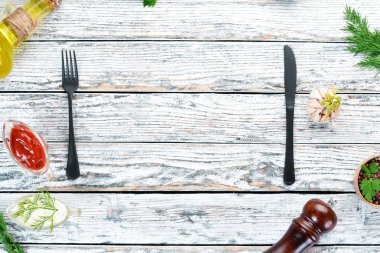 Yemek pişirmeye hazırlanıyorum. Baharatlar, sebzeler, mutfak tahtası. Üst te. Metniniz için boş alan. Rustik stil.