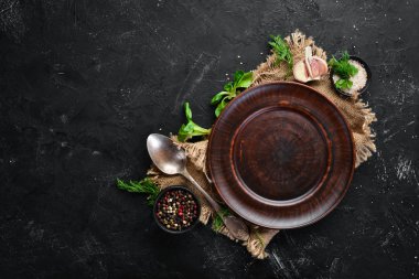 Yemek pişirmeye hazırlanıyorum. Baharatlar, sebzeler, mutfak tahtası. Üst te. Metniniz için boş alan. Rustik stil.