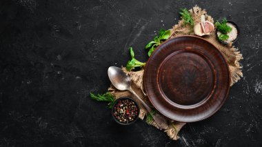 Yemek pişirmeye hazırlanıyorum. Baharatlar, sebzeler, mutfak tahtası. Üst te. Metniniz için boş alan. Rustik stil.