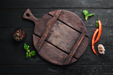 Yemek pişirmeye hazırlanıyorum. Baharatlar, sebzeler, mutfak tahtası. Üst te. Metniniz için boş alan. Rustik stil.