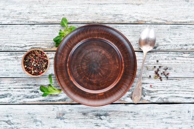 Yemek pişirmeye hazırlanıyorum. Baharatlar, sebzeler, mutfak tahtası. Üst te. Metniniz için boş alan. Rustik stil.