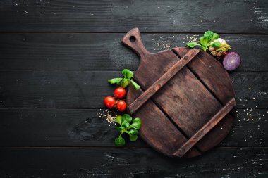 Yemek pişirmeye hazırlanıyorum. Baharatlar, sebzeler, mutfak tahtası. Üst te. ücretsiz kopyalama alanı.