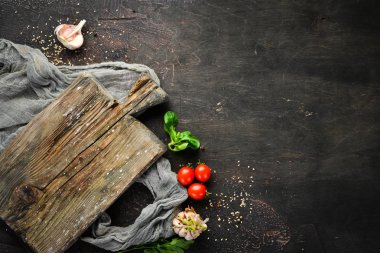 Yemek pişirmeye hazırlanıyorum. Baharatlar, sebzeler, mutfak tahtası. Üst te. ücretsiz kopyalama alanı.