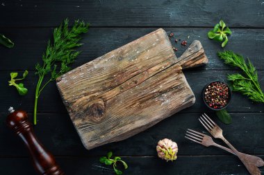 Yemek pişirmeye hazırlanıyorum. Baharatlar, sebzeler, mutfak tahtası. Üst te. ücretsiz kopyalama alanı.