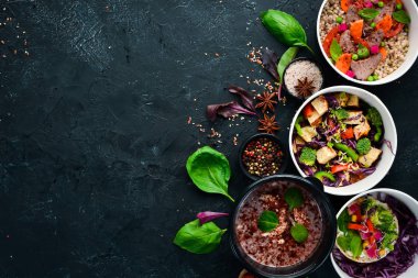 Teslimatla birlikte yemek. Diyet için bir dizi tabak. Üst te. Metniniz için boş alan. Siyah arka planda.