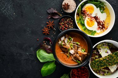 Teslimatla birlikte yemek. Diyet için bir dizi tabak. Üst te. Metniniz için boş alan. Siyah arka planda.