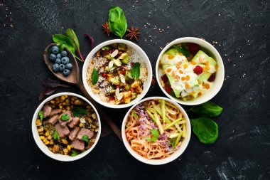 Teslimatla birlikte yemek. Diyet için bir dizi tabak. Üst te. Metniniz için boş alan. Siyah arka planda.