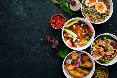 Teslimatla birlikte yemek. Diyet için bir dizi tabak. Üst te. Metniniz için boş alan. Siyah arka planda.